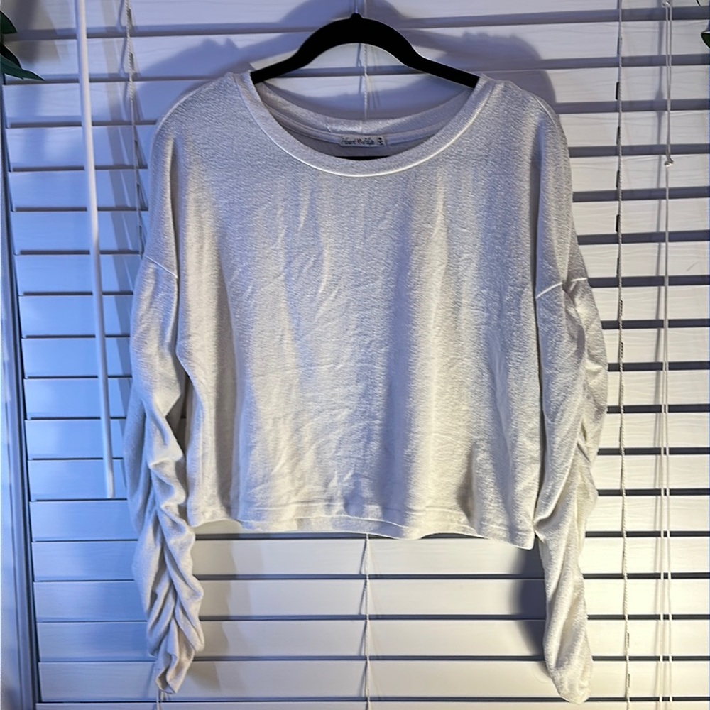 Heart & Hips White Long Sleeve Crop T Sz M 🌺Bundle & Save🌺